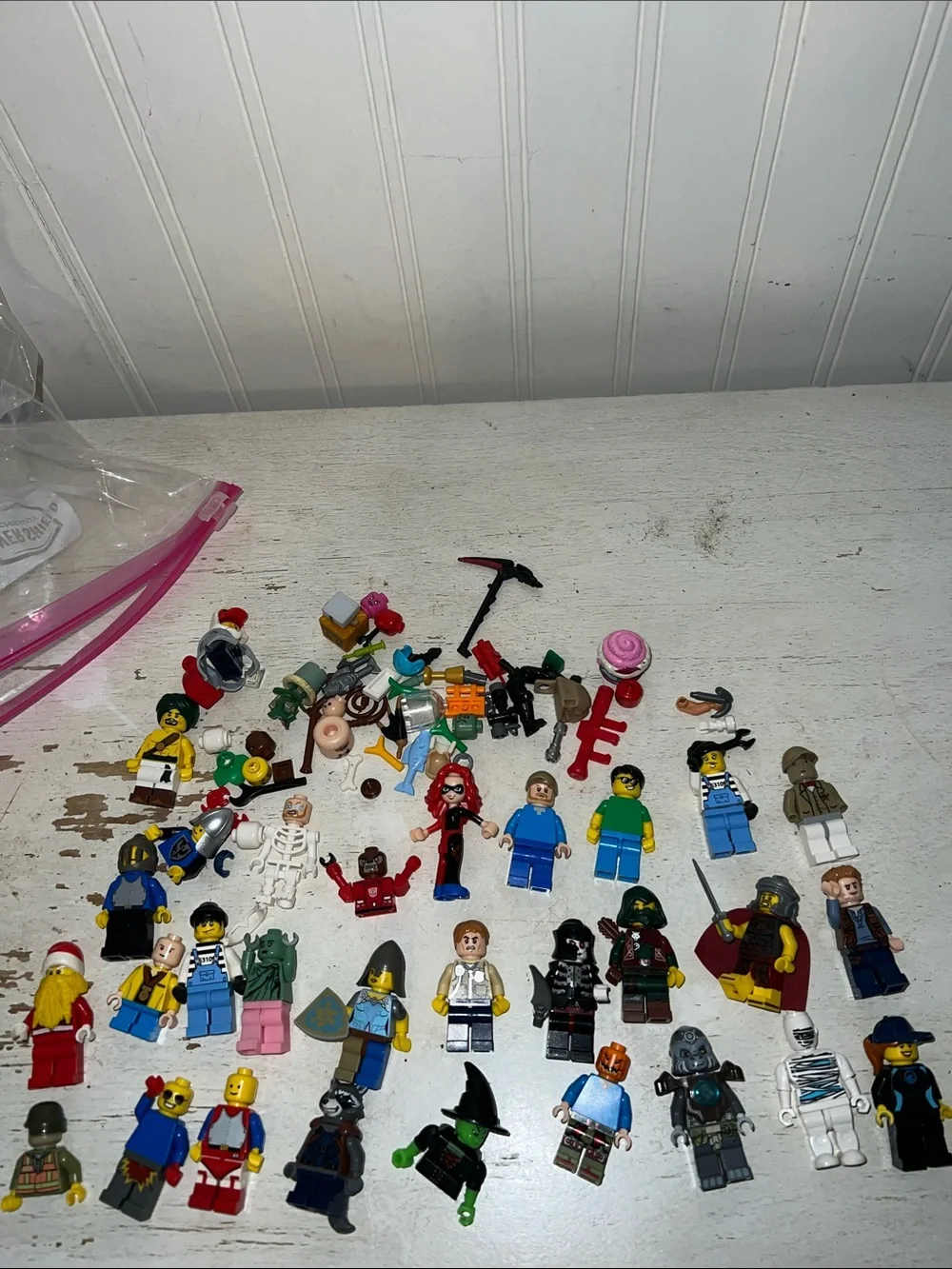 Lot Lego mini figures & accessories